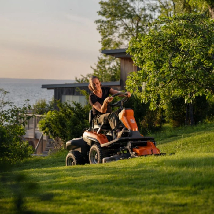 Tondeuse autoportée coupe frontale à batterie Husqvarna R200iX AWD (nu)
