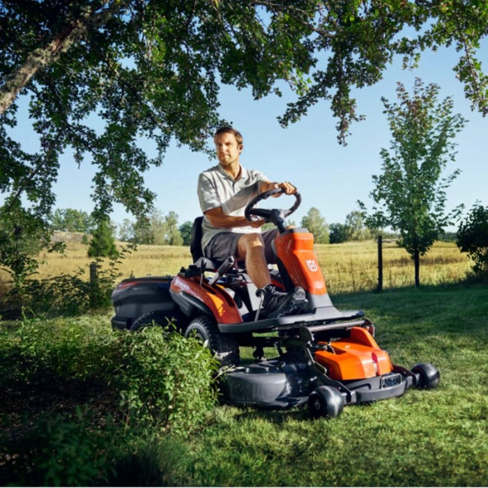 Tondeuse autoportée coupe frontale à batterie Husqvarna R200iX AWD (nu)