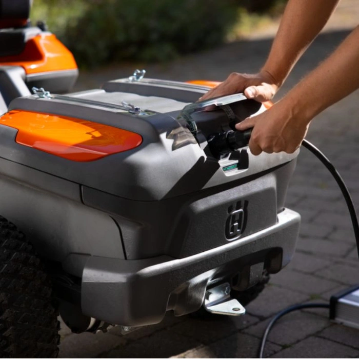Tondeuse autoportée coupe frontale à batterie Husqvarna R200iX AWD (nu)