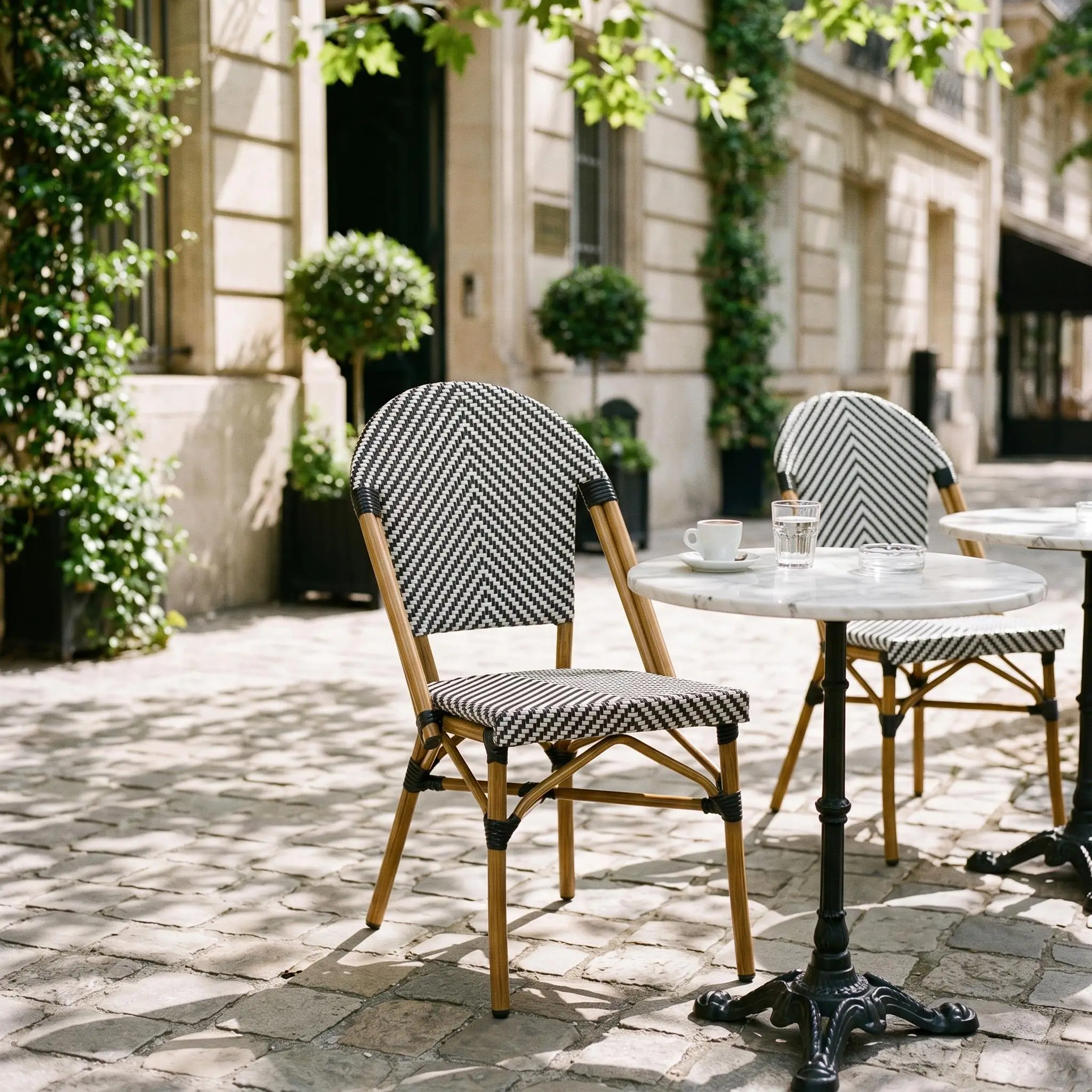 Chaise de terrasse bistrot en textile et aluminium motif chevrons noir et blanc