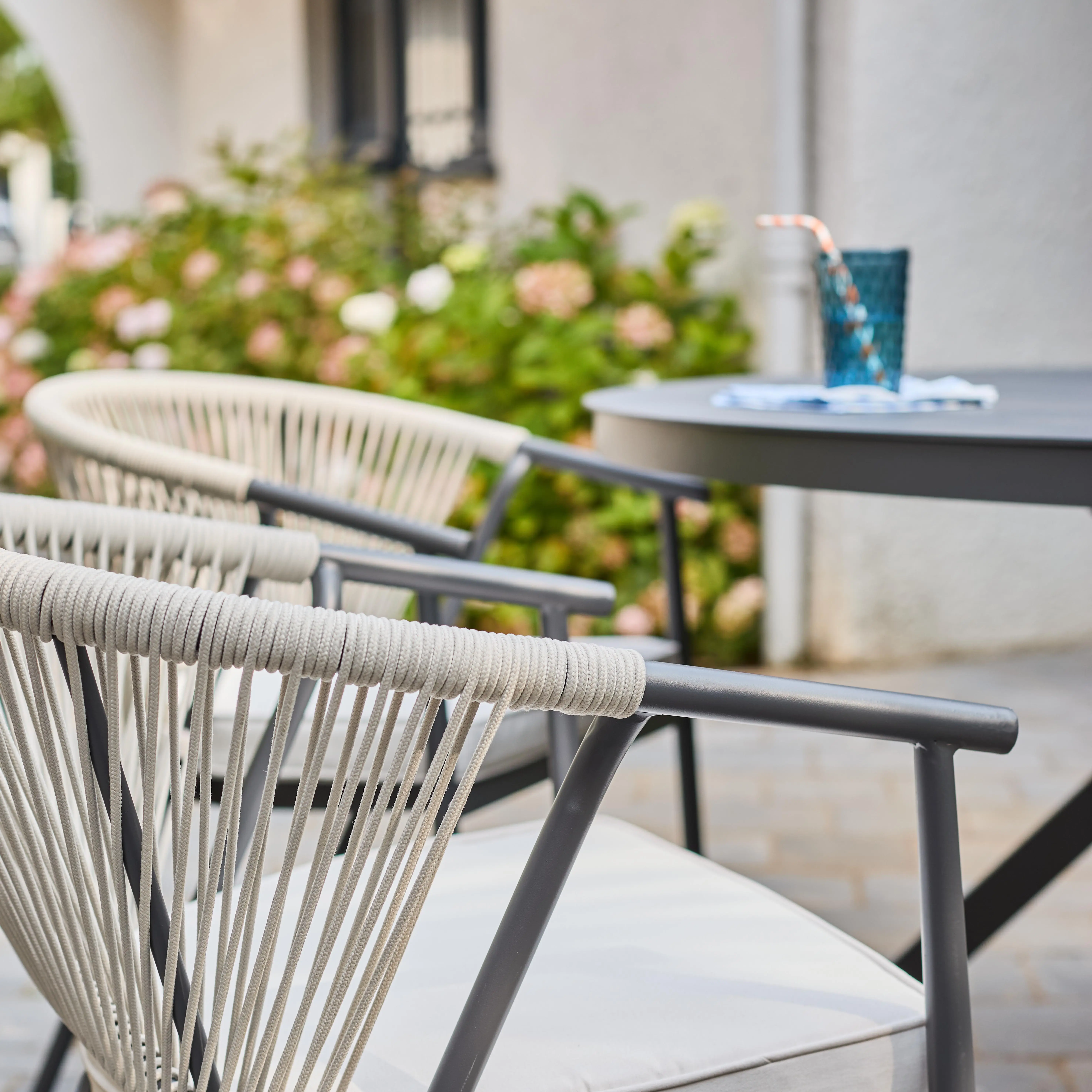 Table de jardin ronde aluminium et verre + 6 assises
