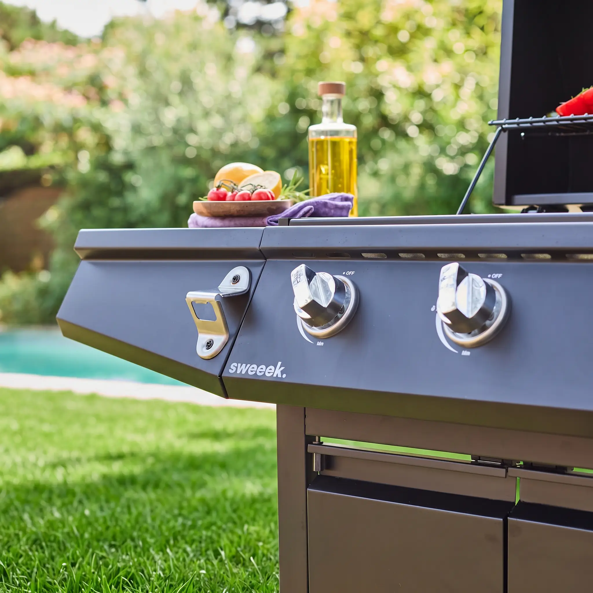 Barbecue gaz 3 brûleurs + 1 feu latéral avec roues, tablettes et thermomètre