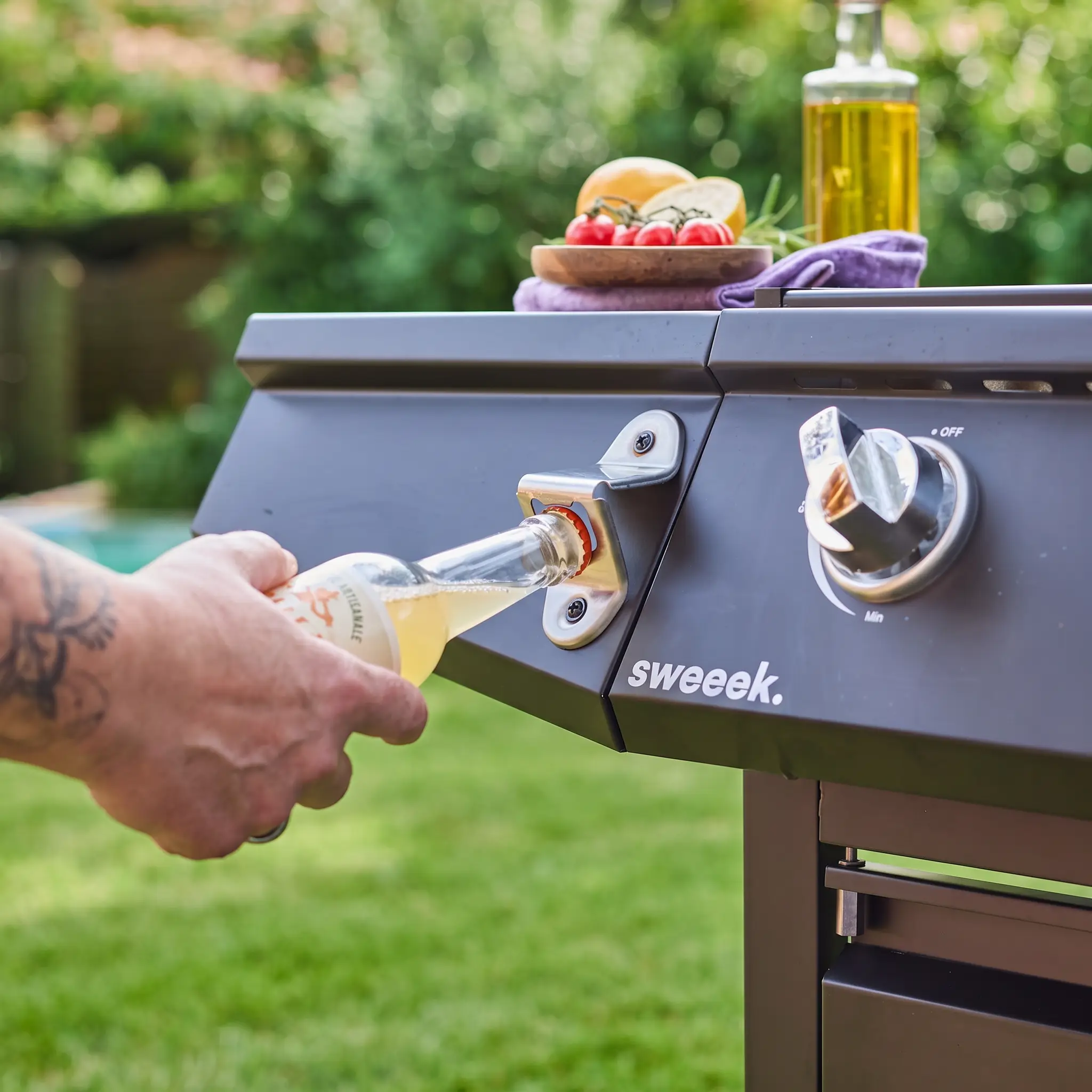 Barbecue gaz 3 brûleurs + 1 feu latéral avec roues, tablettes et thermomètre