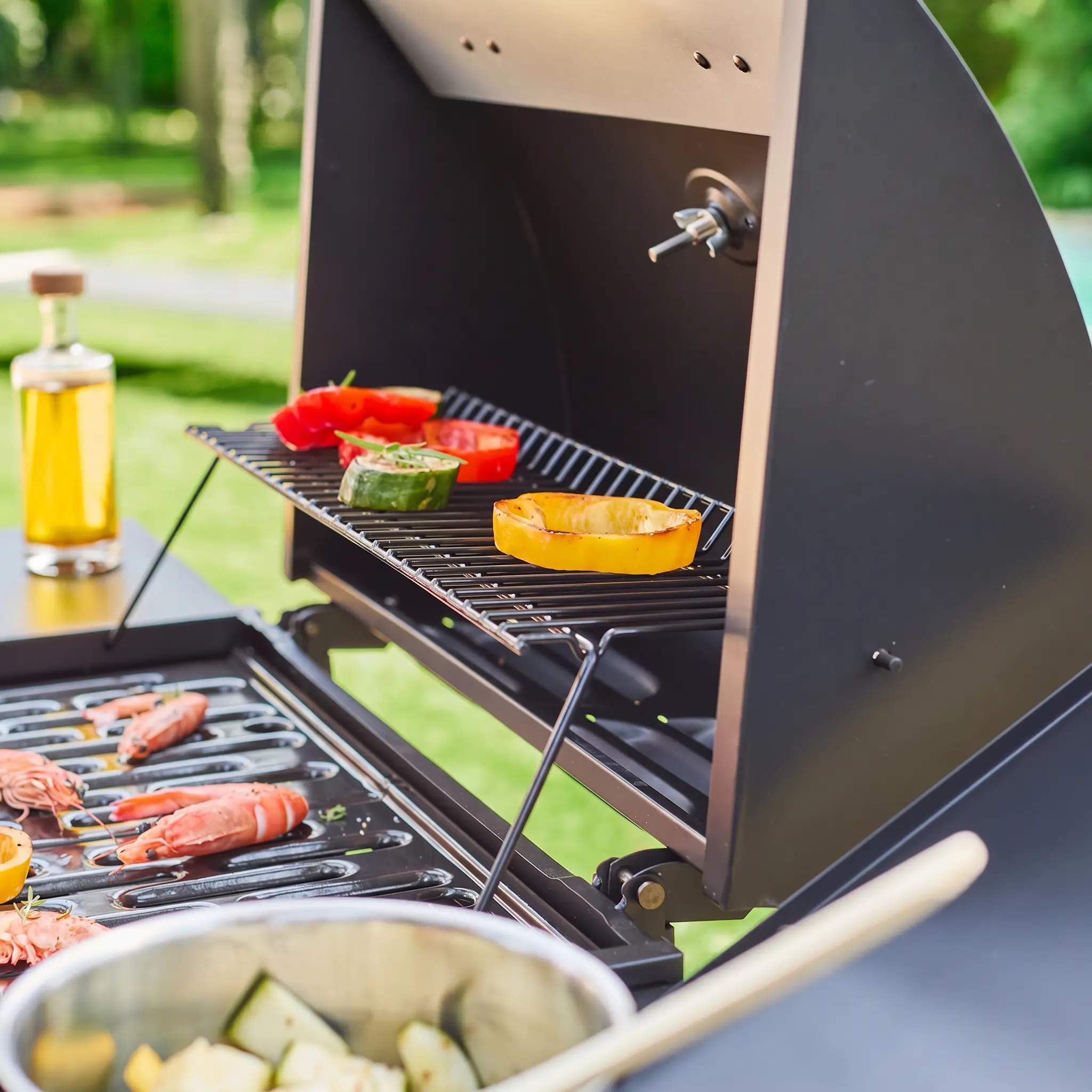 Barbecue gaz 3 brûleurs + 1 feu latéral avec roues, tablettes et thermomètre