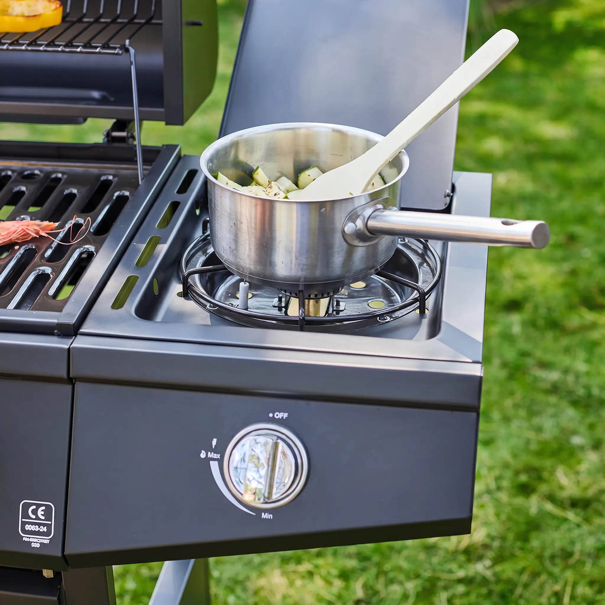 Barbecue gaz 3 brûleurs + 1 feu latéral avec roues, tablettes et thermomètre