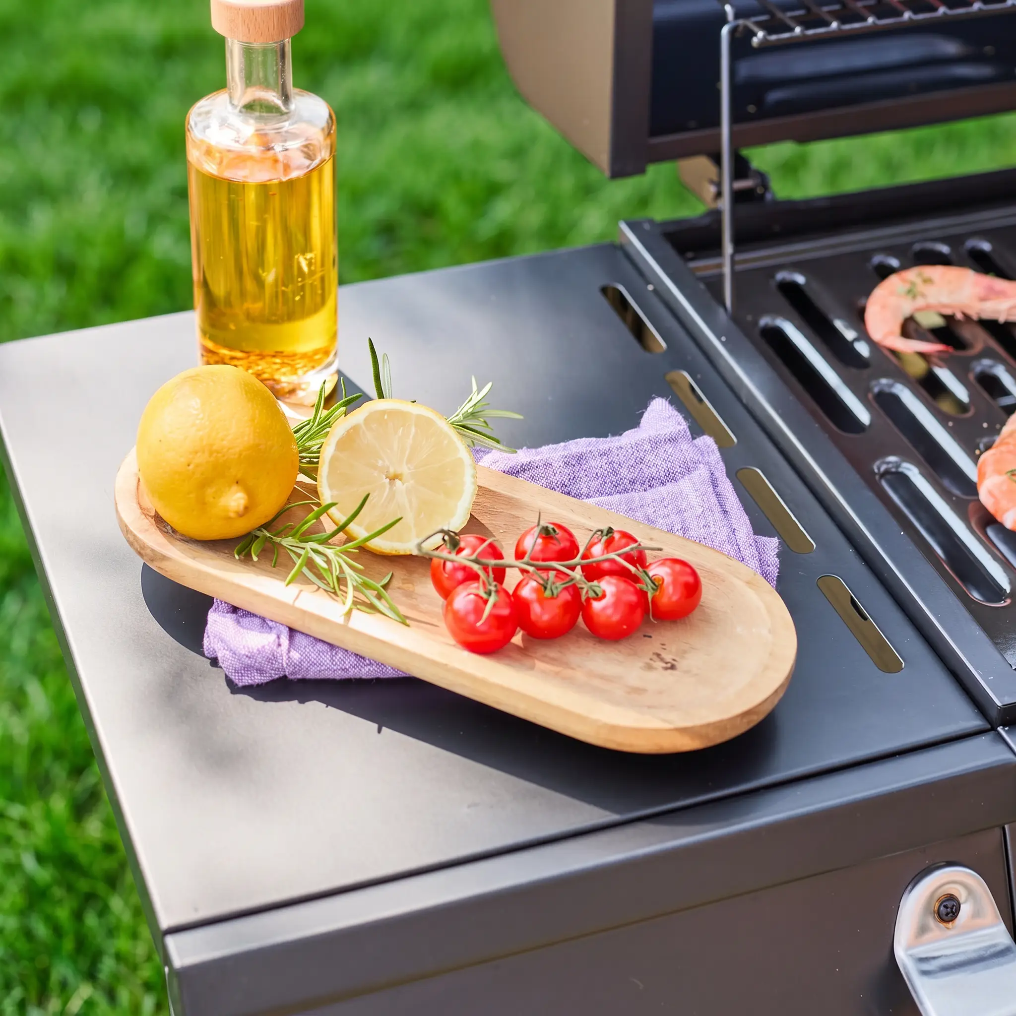 Barbecue gaz 3 brûleurs + 1 feu latéral avec roues, tablettes et thermomètre
