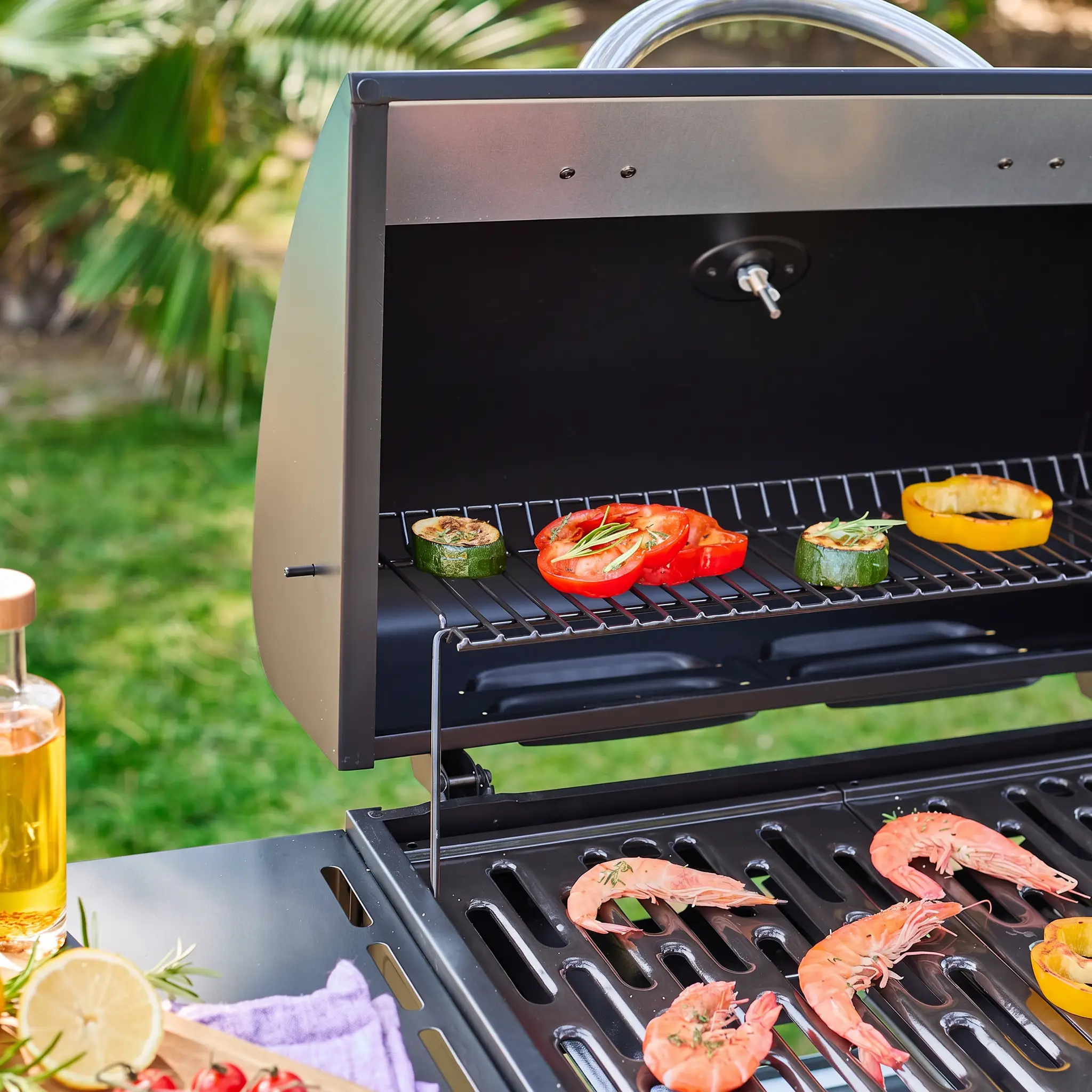 Barbecue gaz 3 brûleurs + 1 feu latéral avec roues, tablettes et thermomètre
