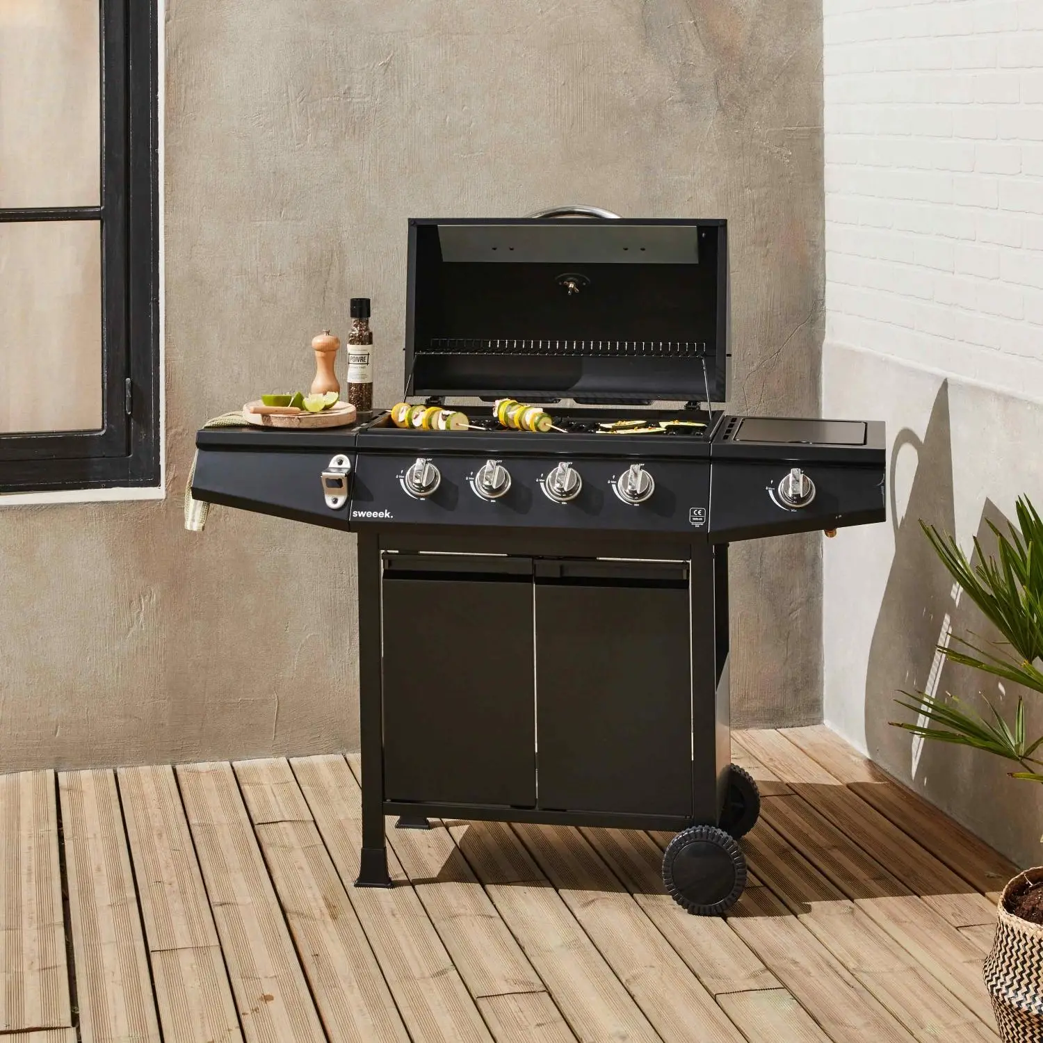 Barbecue gaz 4 brûleurs + 1 feu latéral avec roues, tablettes et thermomètre