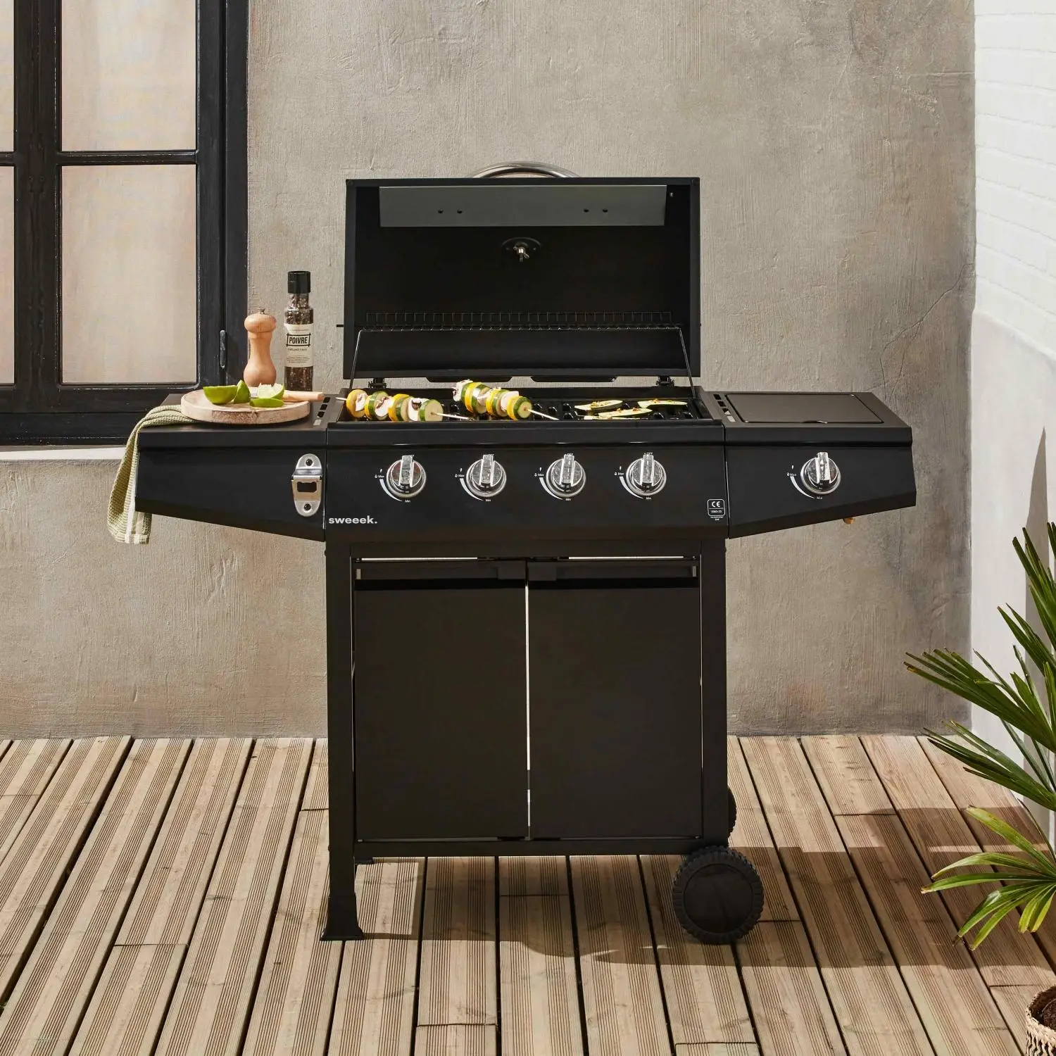 Barbecue gaz 4 brûleurs + 1 feu latéral avec roues, tablettes et thermomètre