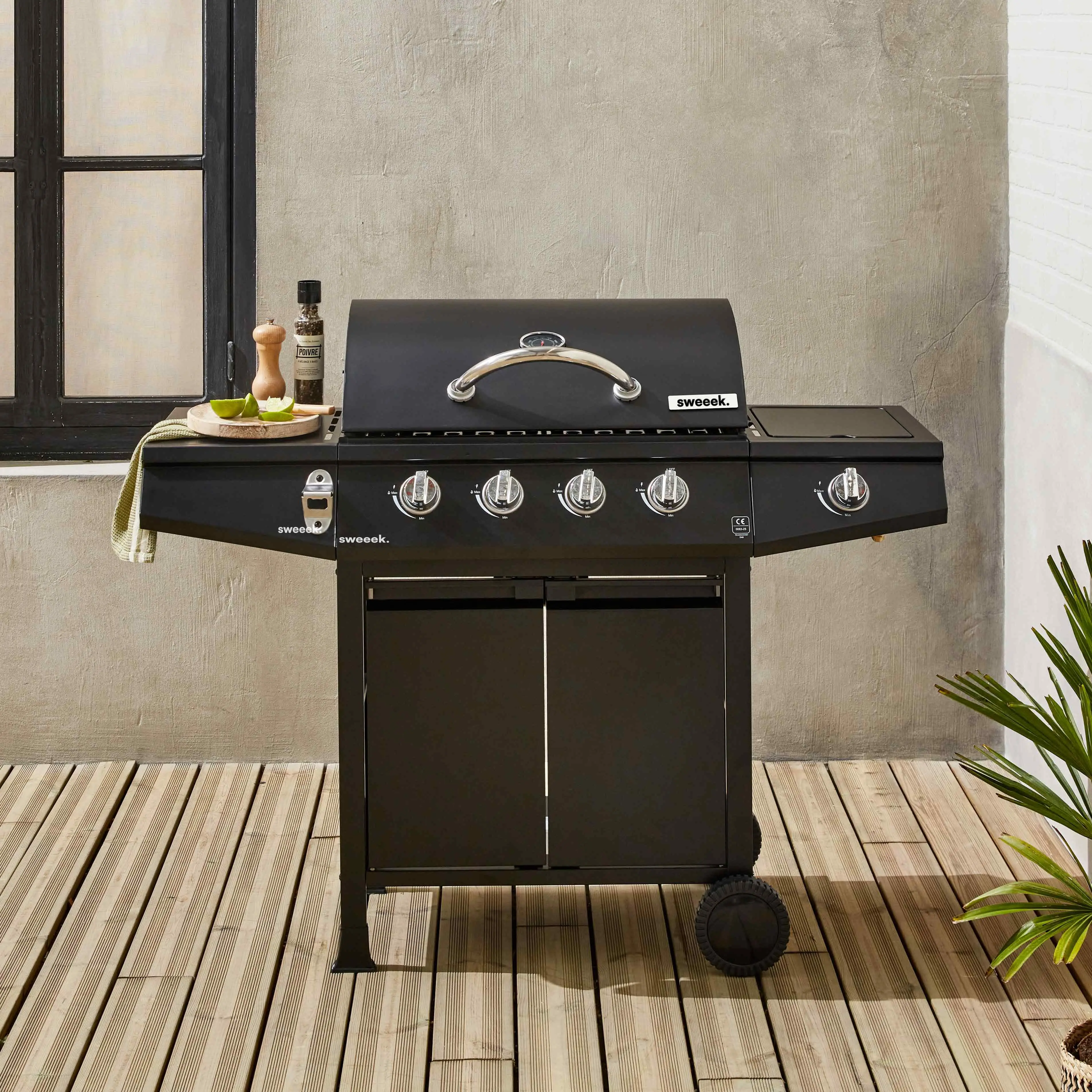 Barbecue gaz 4 brûleurs + 1 feu latéral avec roues, tablettes, thermomètre et housse