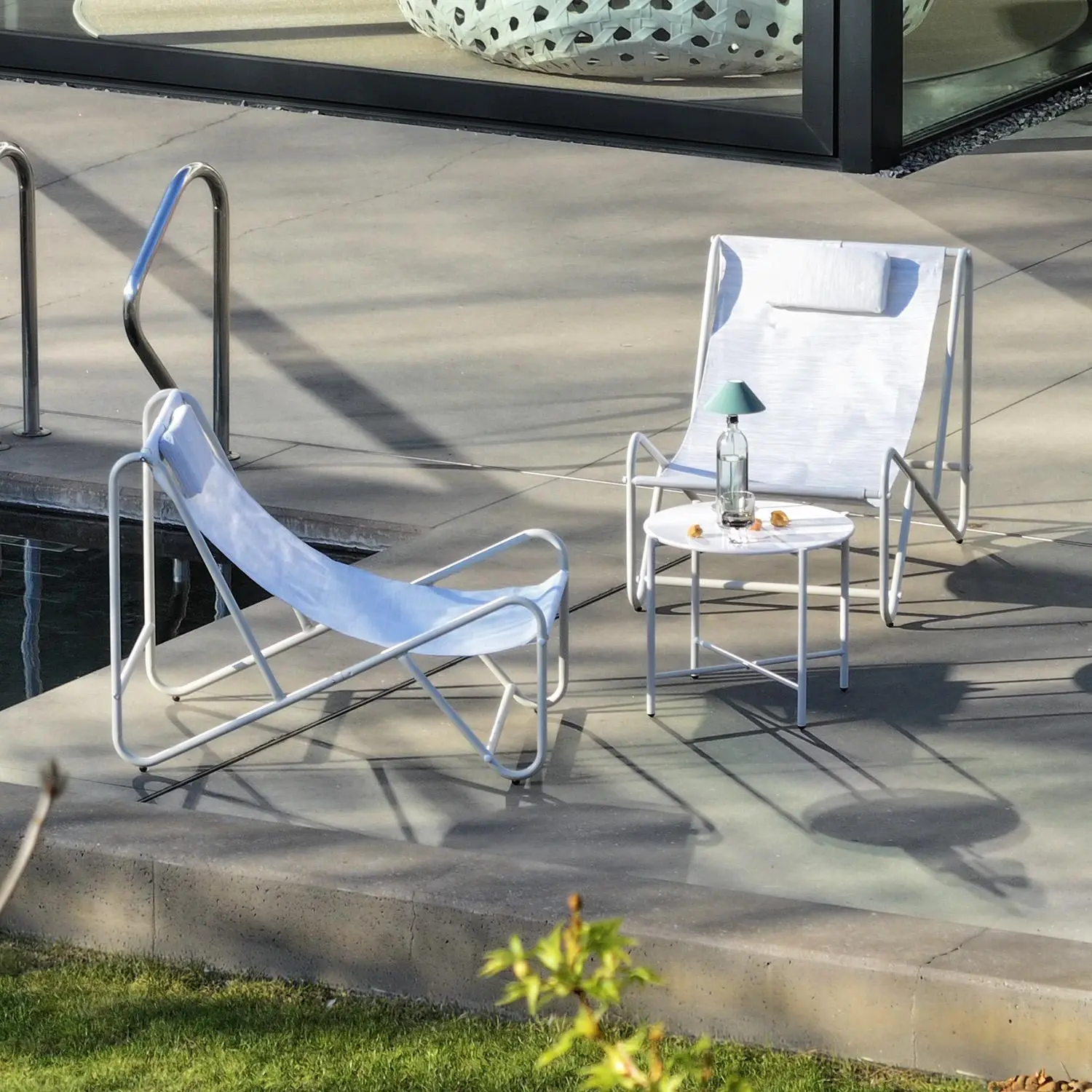 Set de 2 fauteuils relax avec table ronde en acier