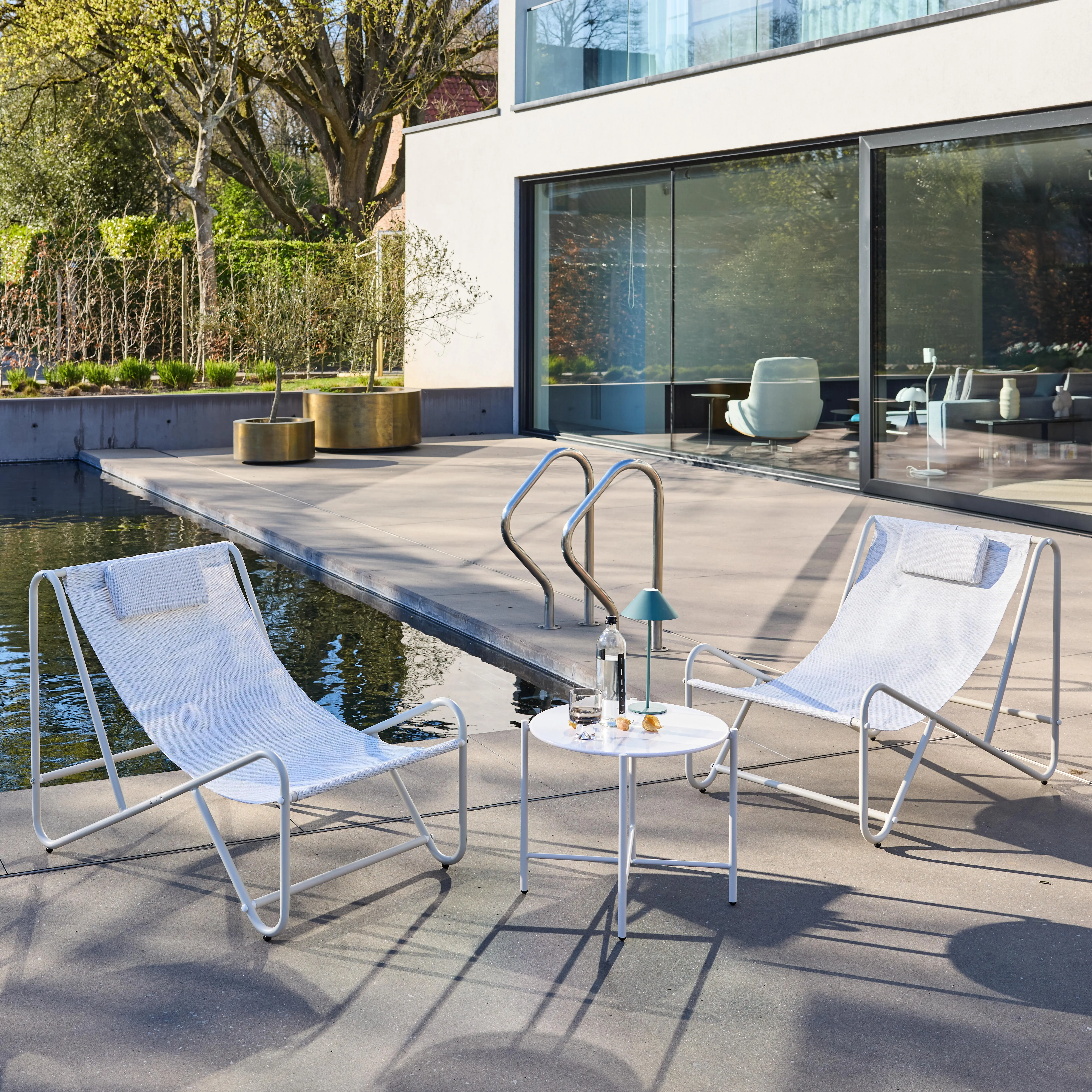 Set de 2 fauteuils relax avec table ronde en acier
