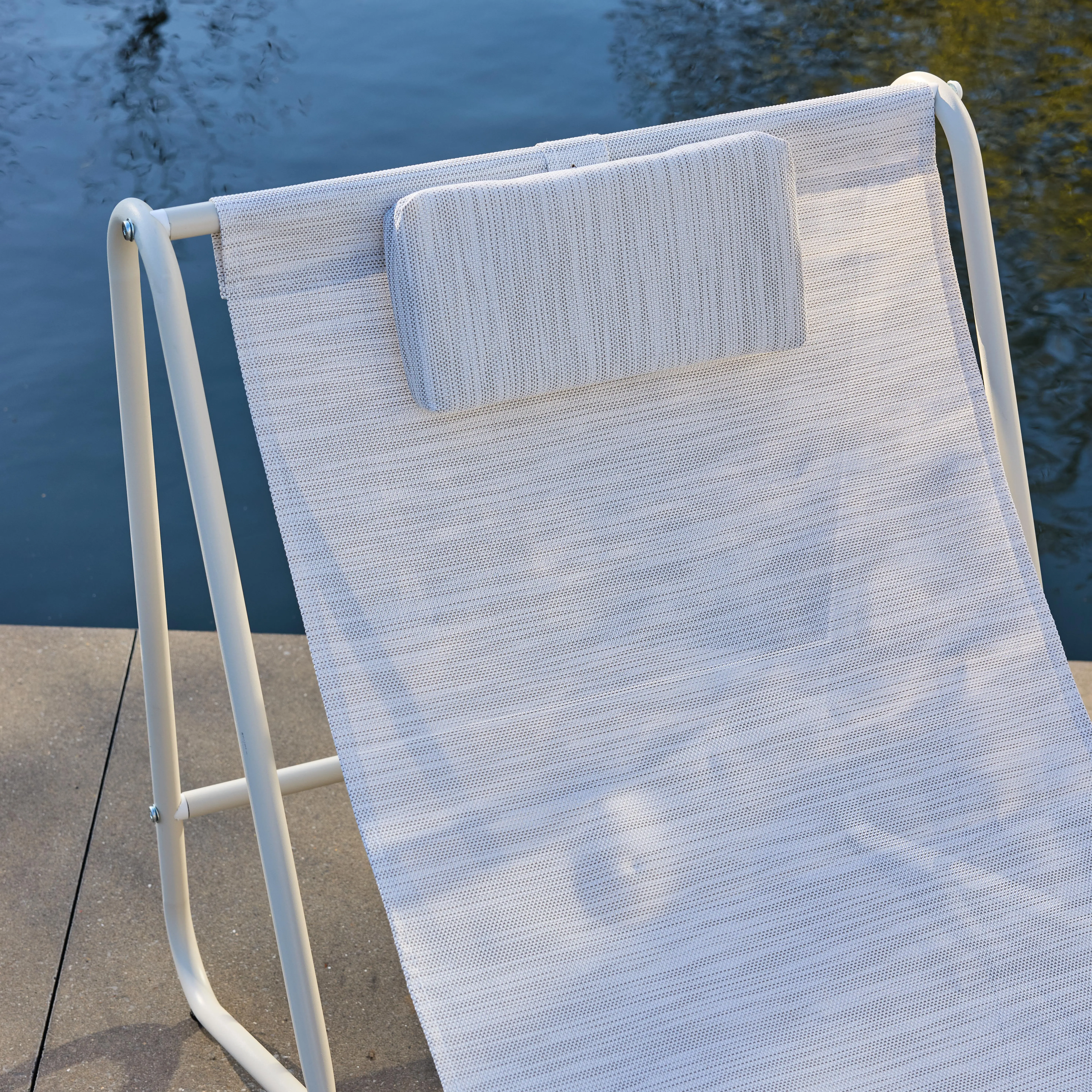 Set de 2 fauteuils relax avec table ronde en acier