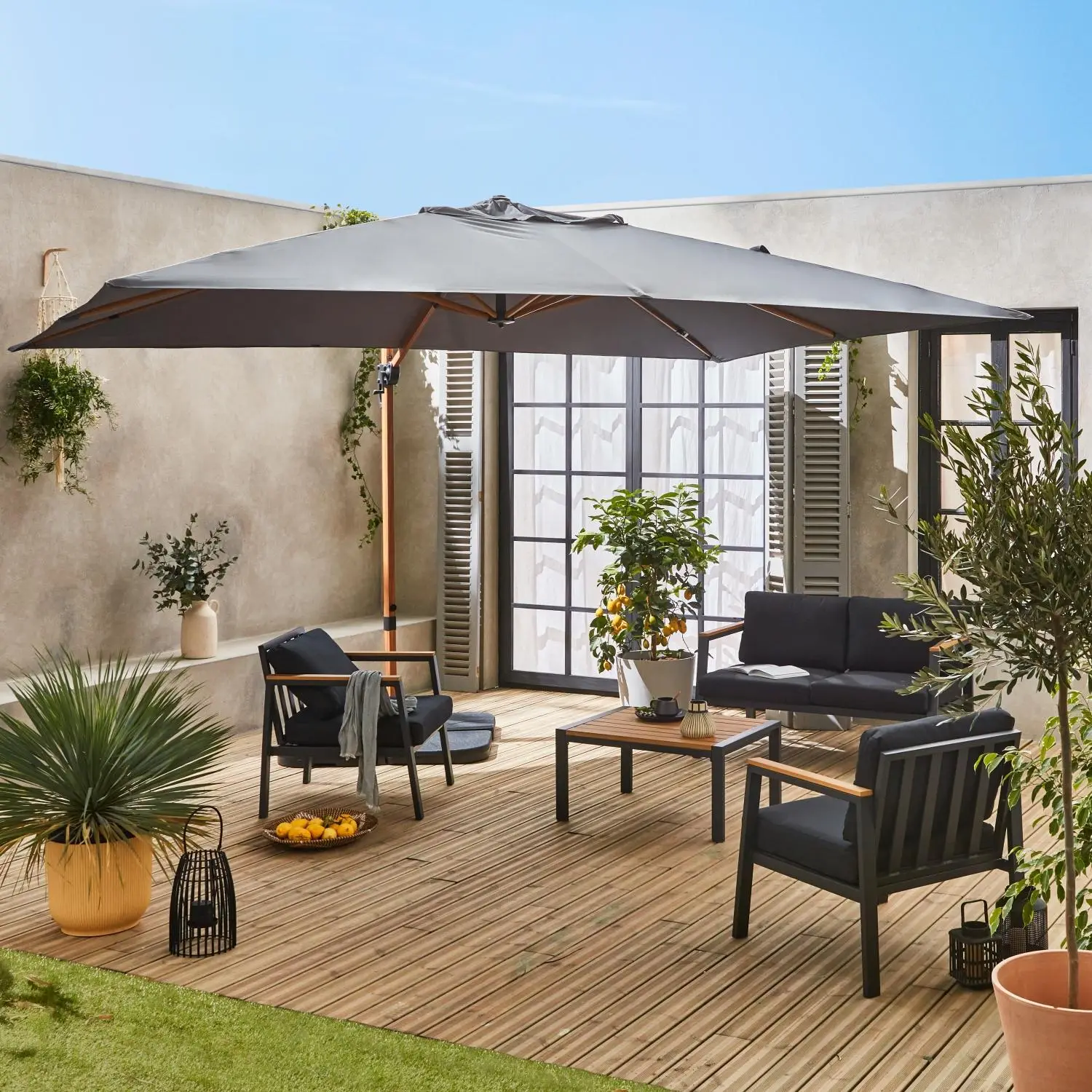 Parasol déporté carré 3x3m, mât effet bois + dalles à lester 50x50cm