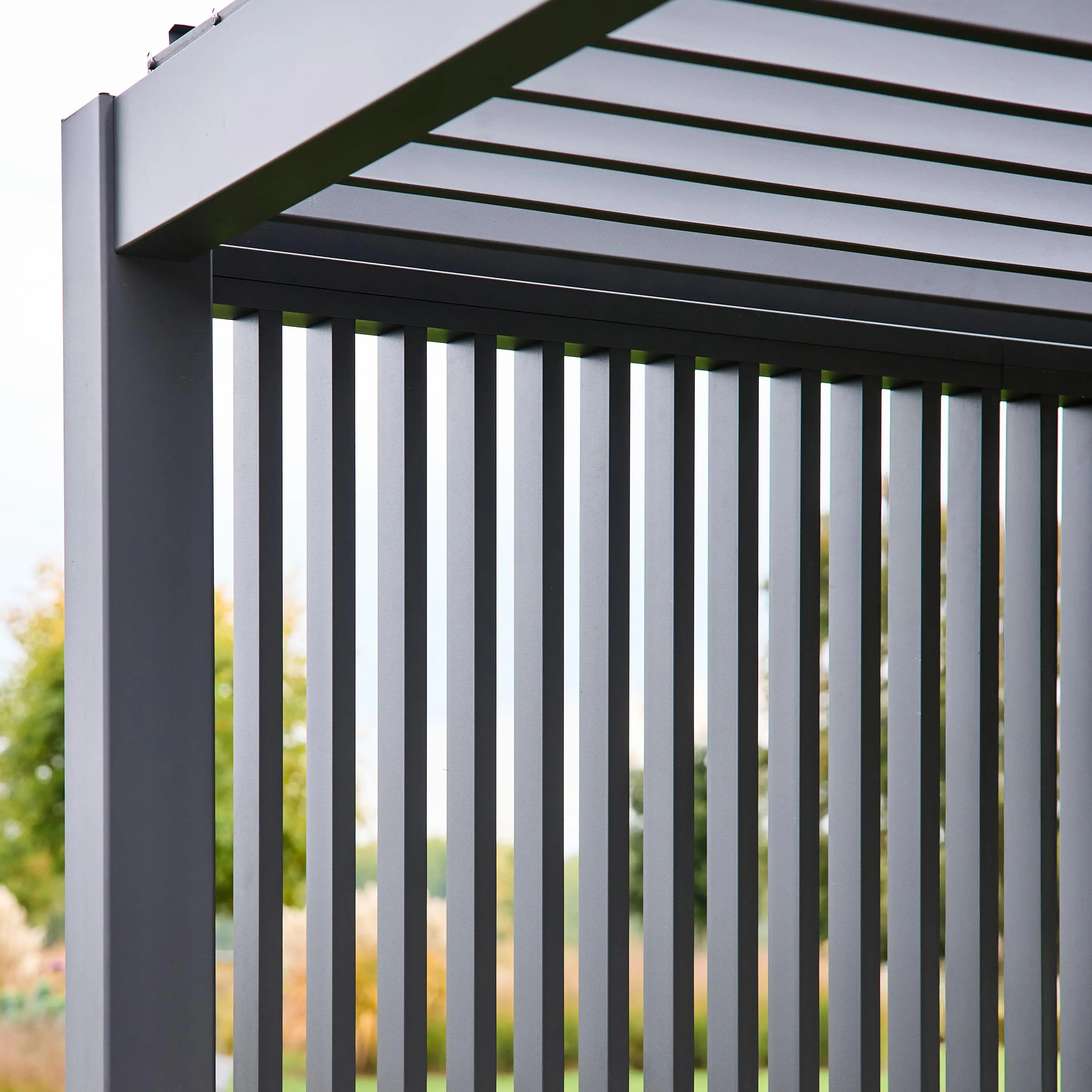 Pergola bioclimatique aluminium 4x3m + 3 persiennes verticales 100cm Triomphe