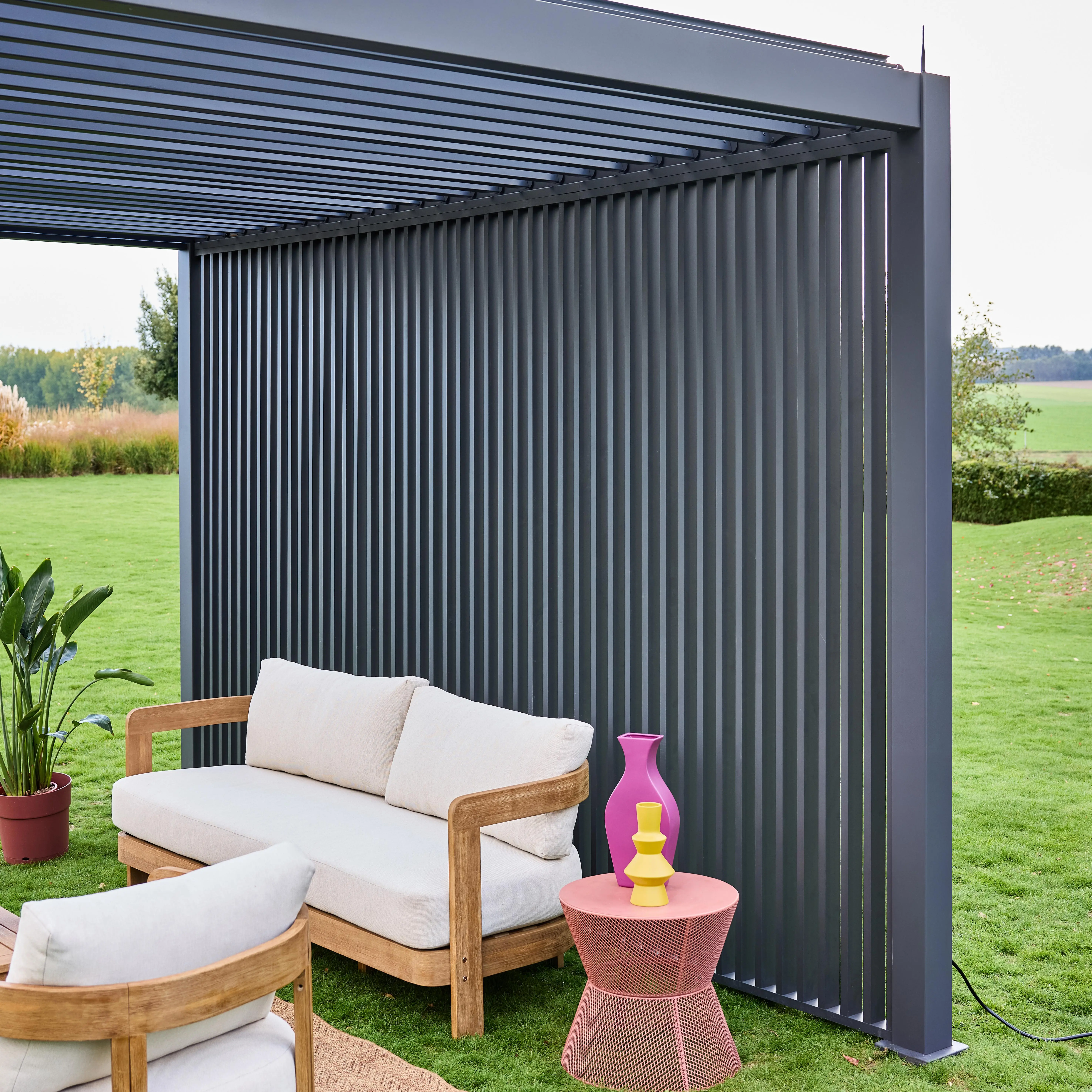 Pergola bioclimatique aluminium 4x3m + 3 persiennes verticales 130cm Triomphe