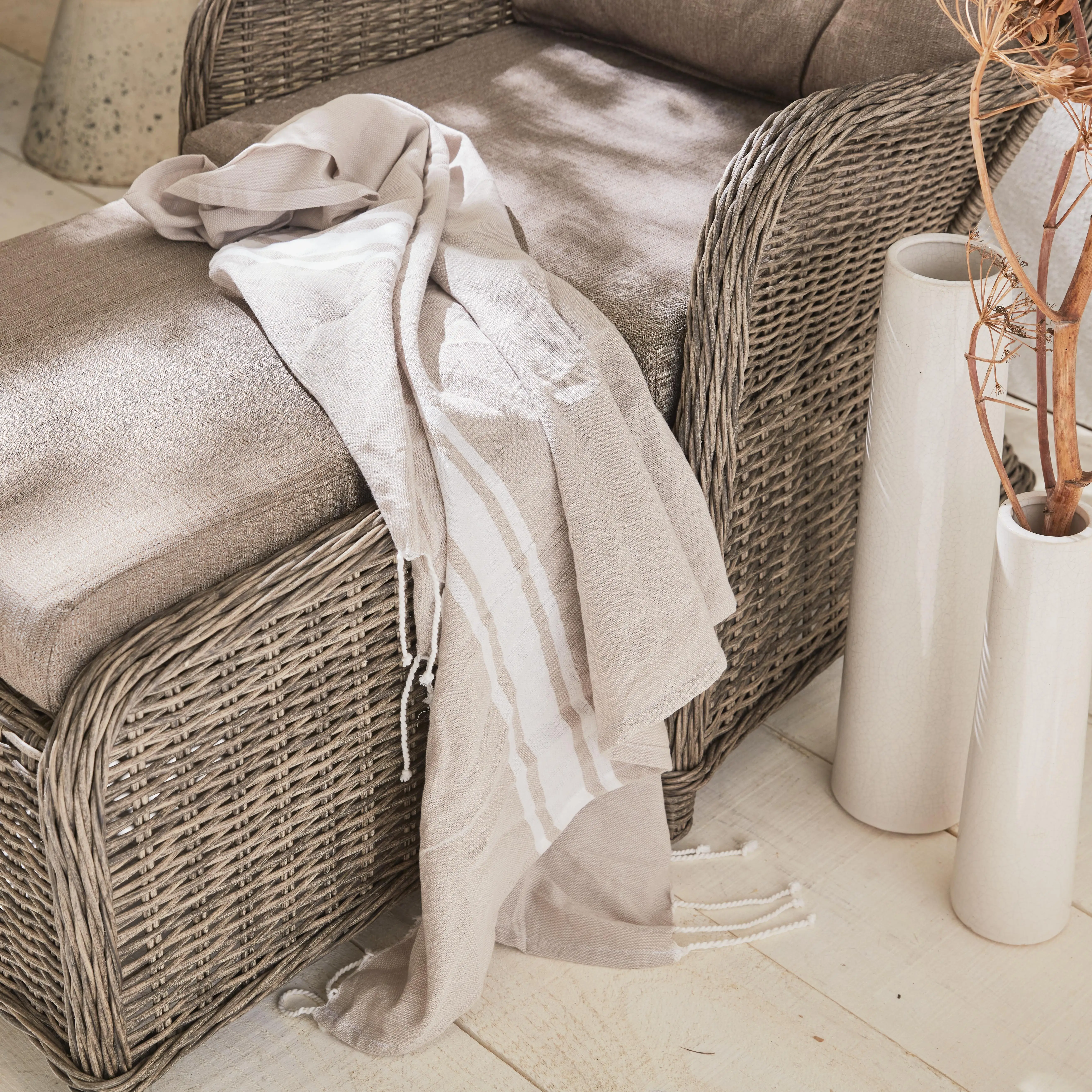 Fauteuil de jardin + repose pieds résine tressée ronde (lot de 2)