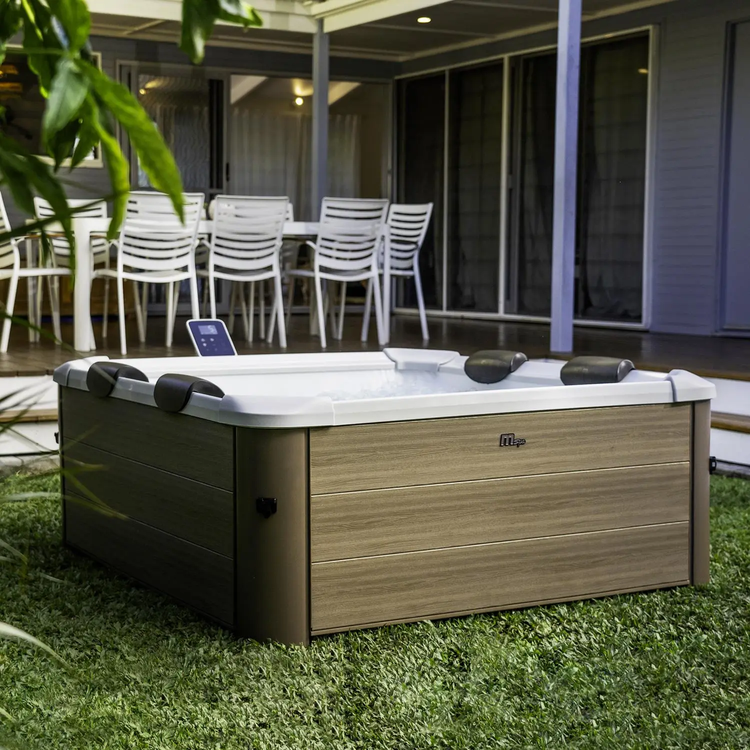 Spa rigide 6 places carré beige hydromassages 4 coussins