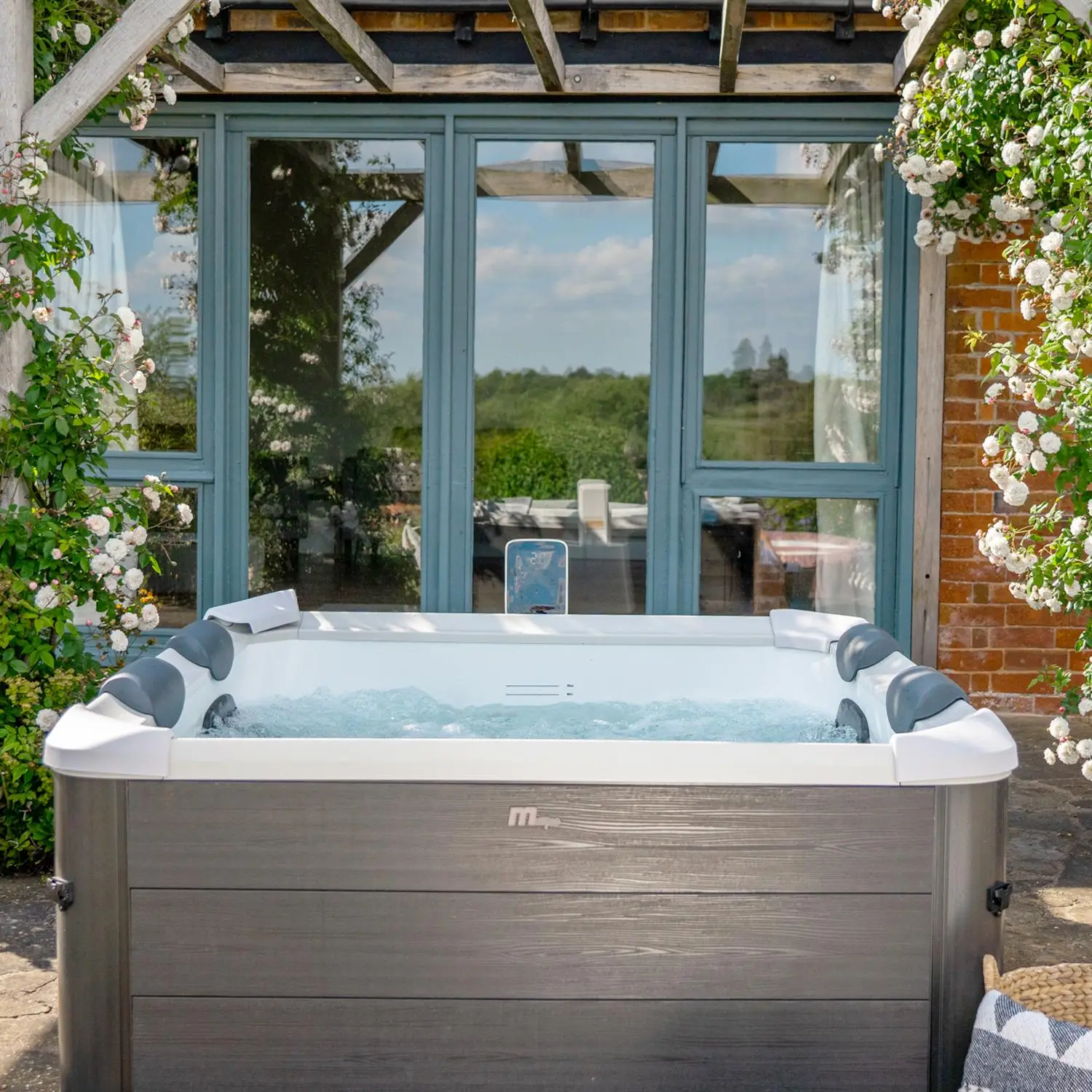 Spa rigide 6 places 160cm carré gris hydromassages, 4 coussins + bâche incluse
