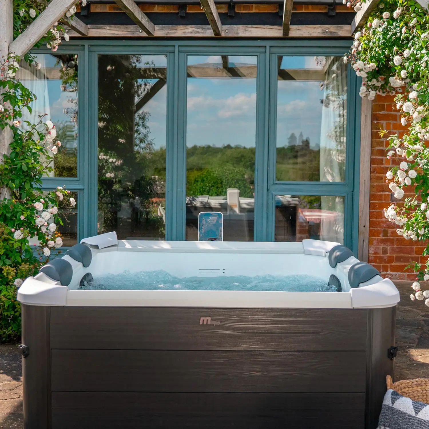 Spa rigide 6 places 180cm carré gris hydromassages, 4 coussins + bâche incluse