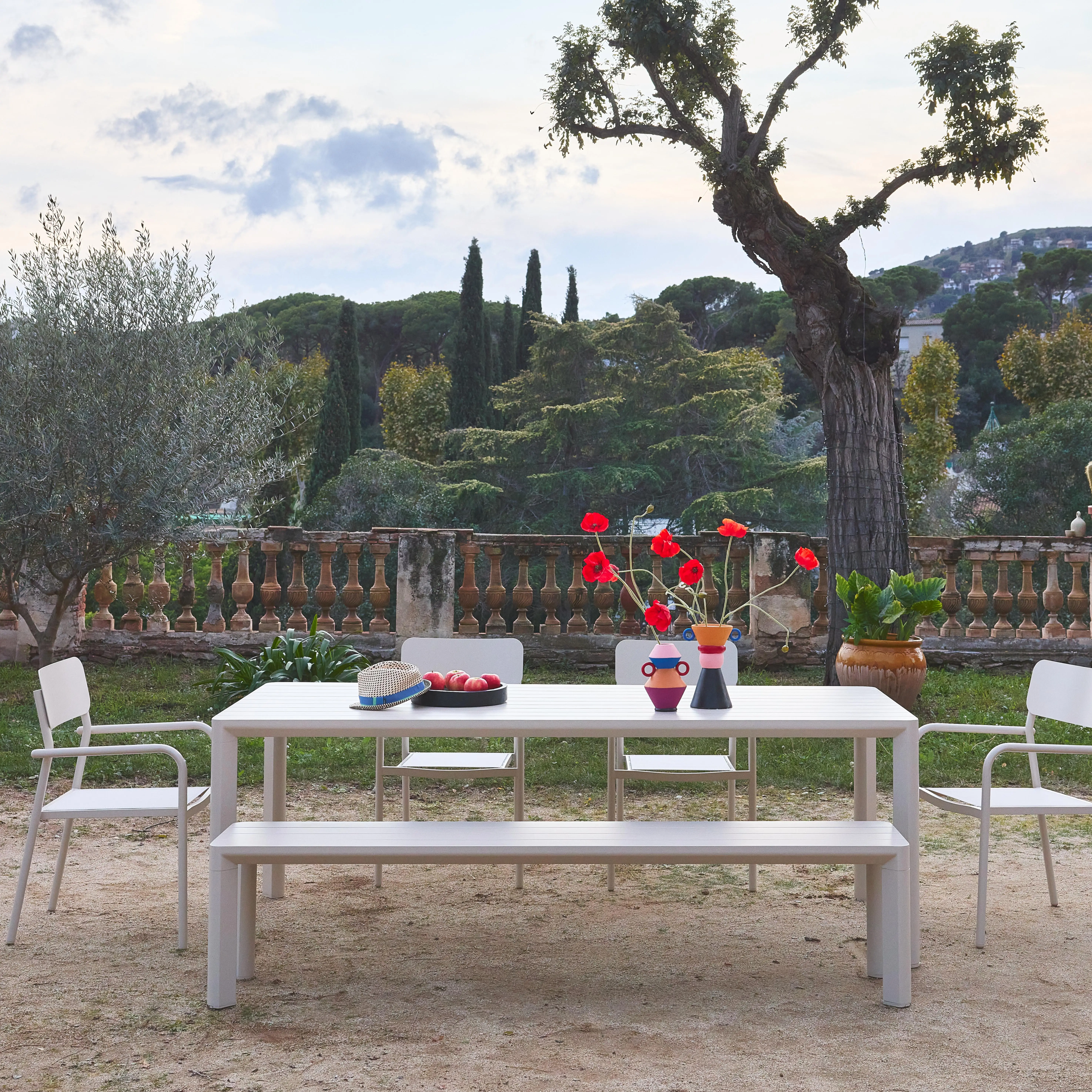 Table de jardin aluminium + 4 assises + 1 banc