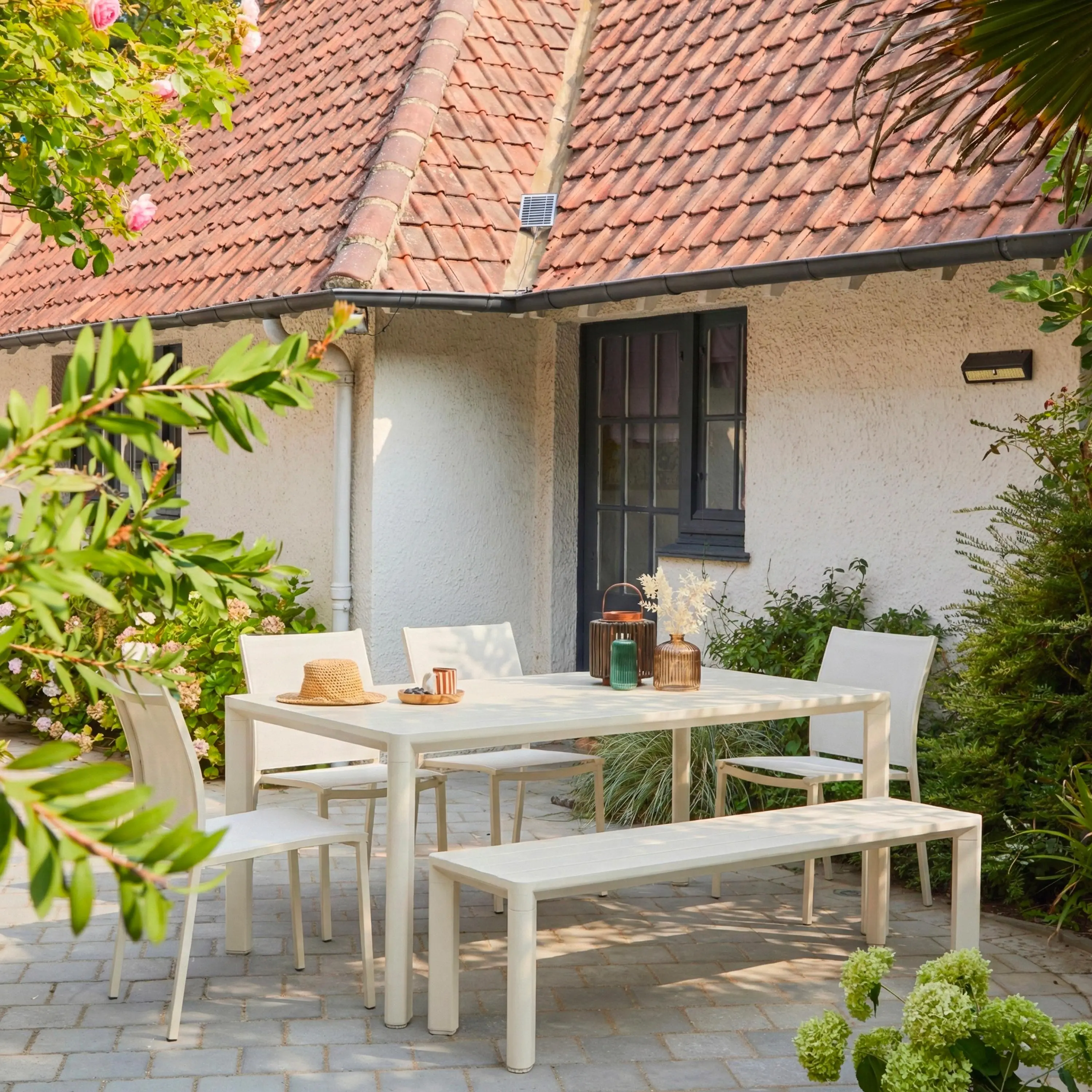 Table de jardin aluminium + 4 assises + 1 banc