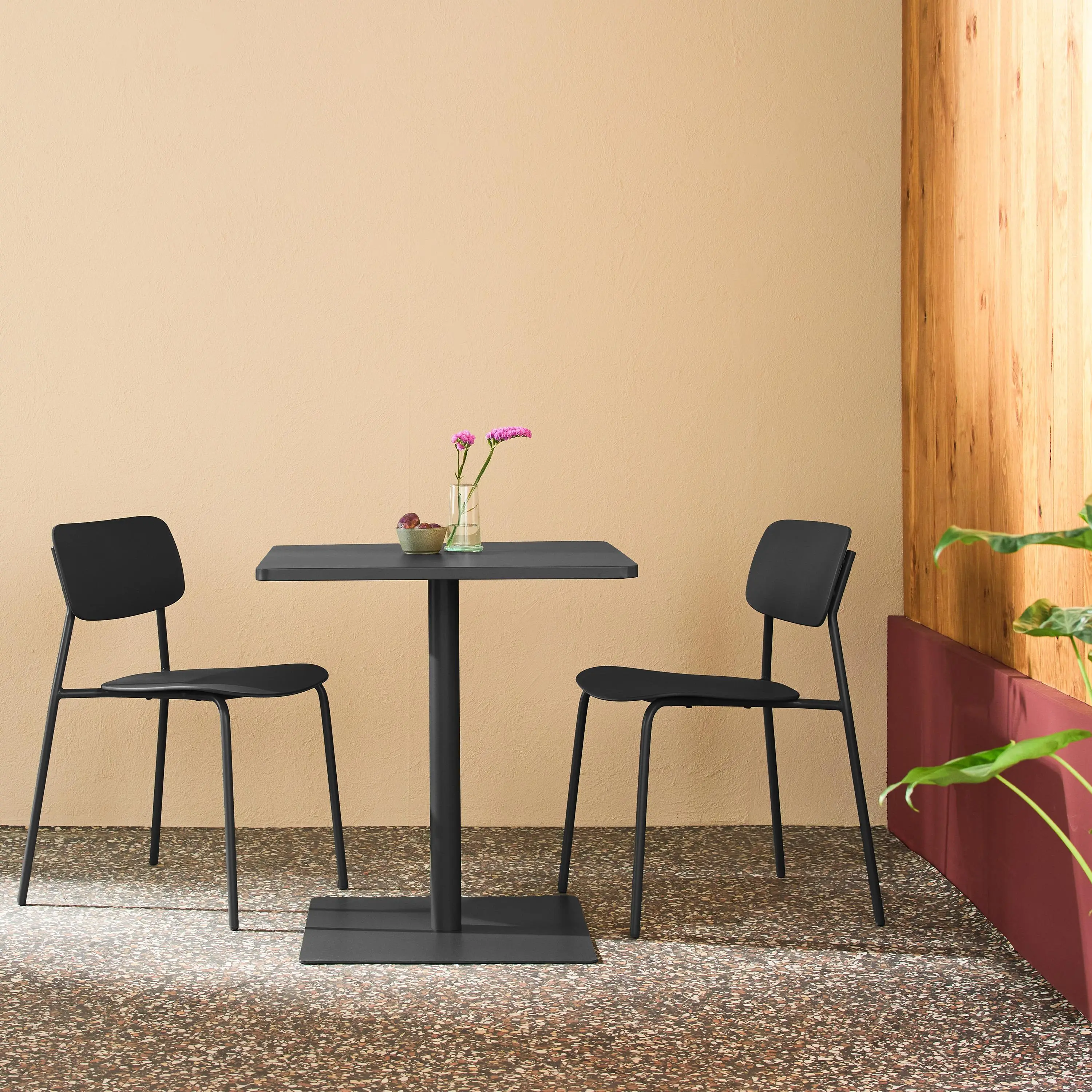 Table de jardin bistrot carré acier + 2 assises