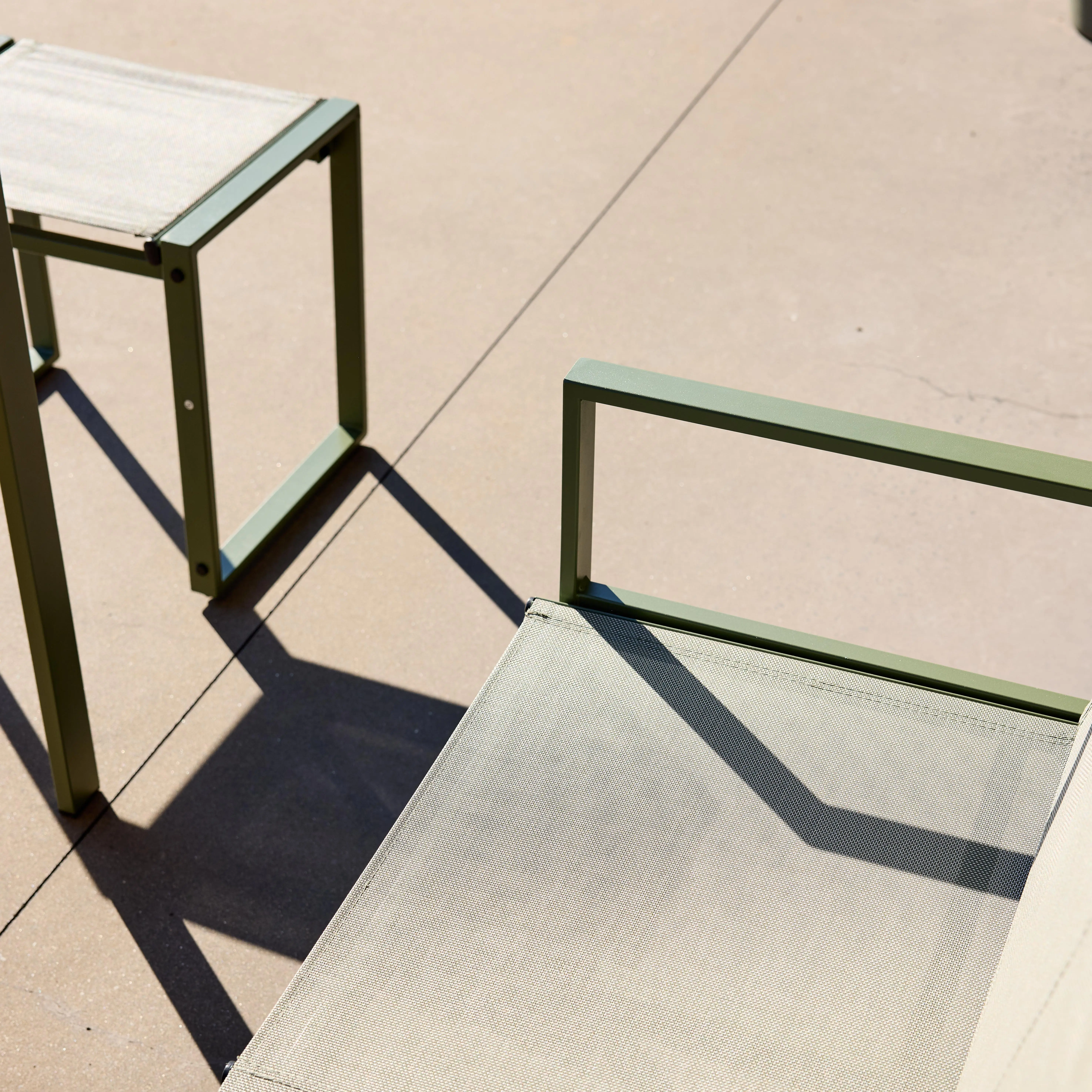 Table de jardin encastrable acier et textilène + 4 assises