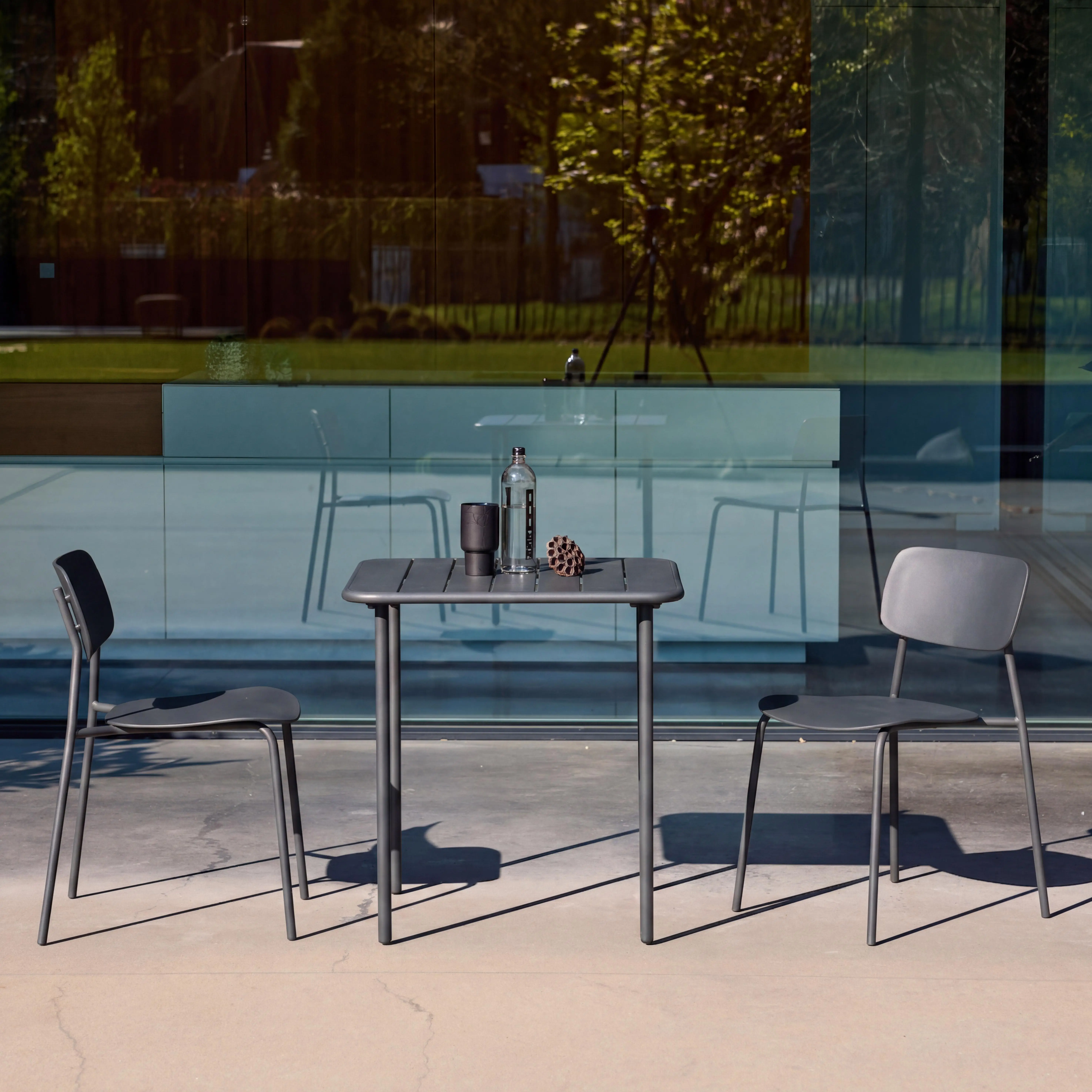 Table de jardin métal + 2 assises
