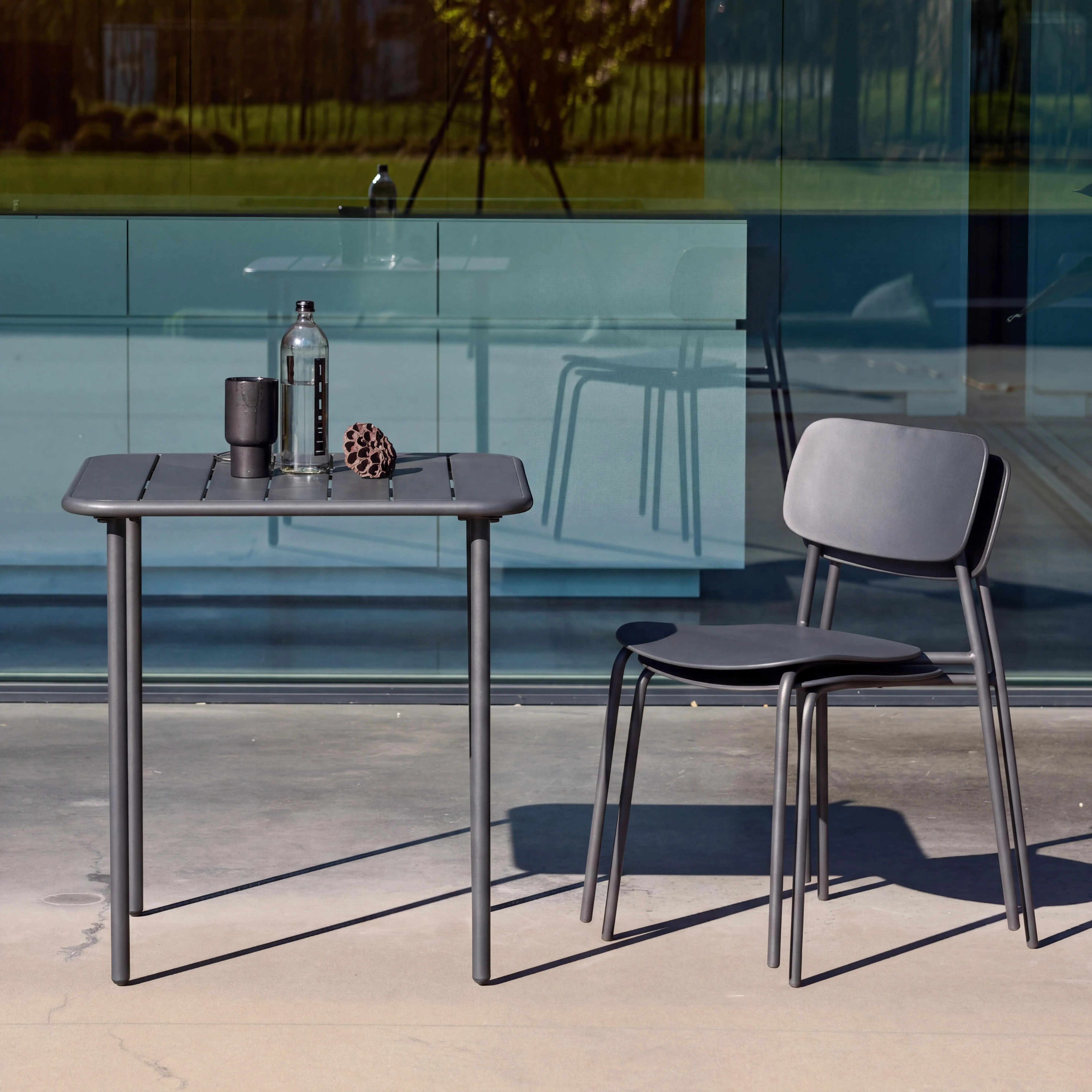 Table de jardin métal + 2 assises