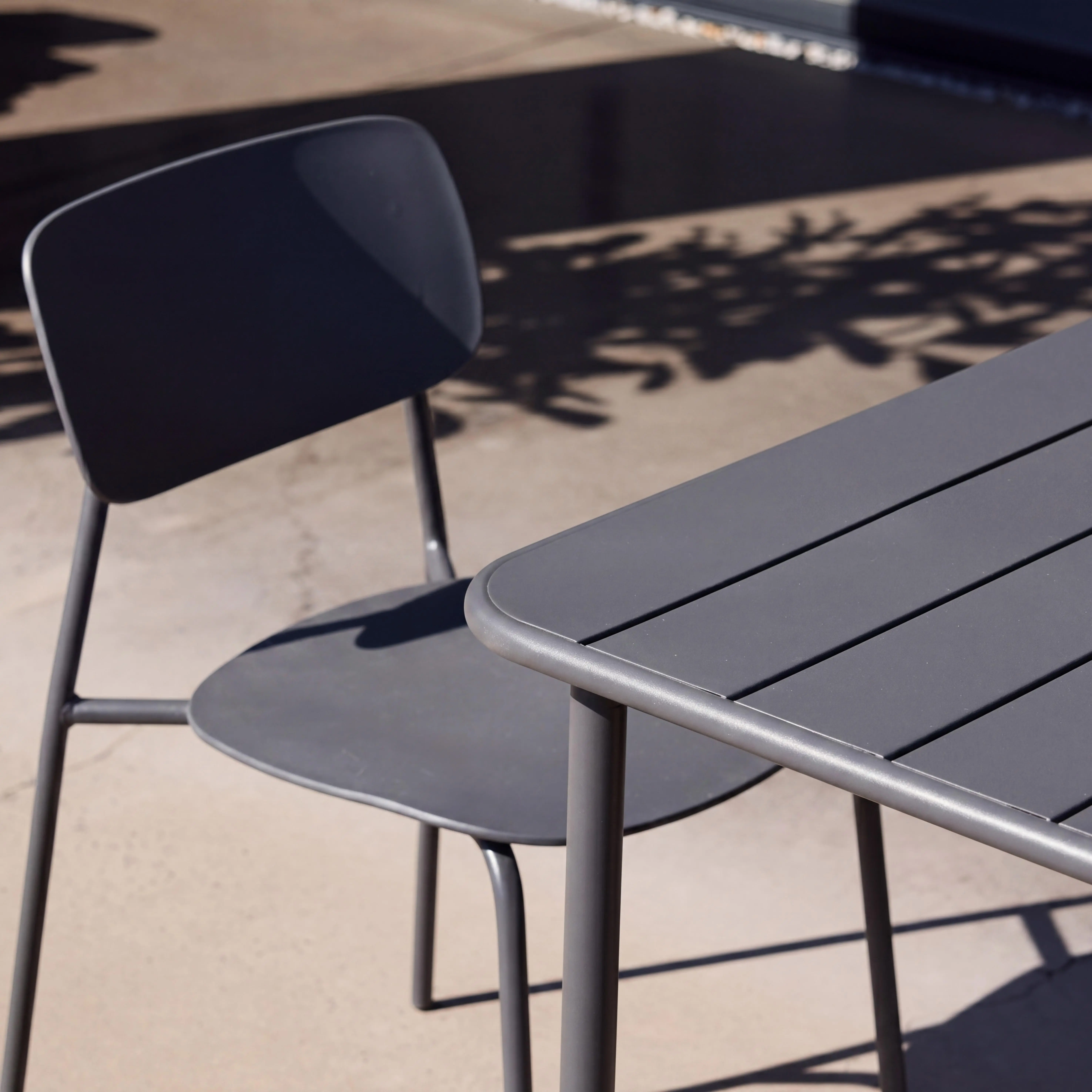 Table de jardin métal + 2 assises