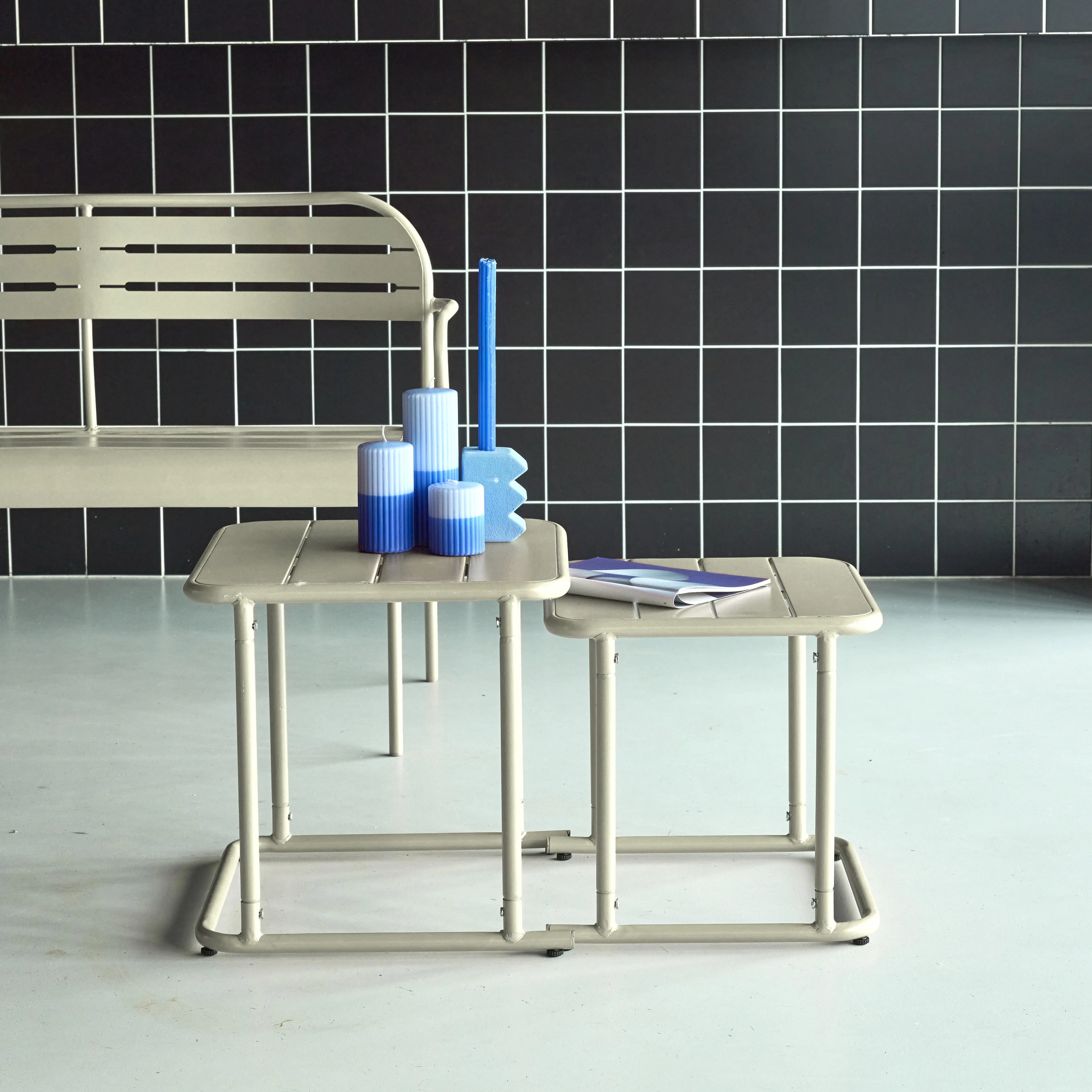 Table gigogne extérieure carrée en acier