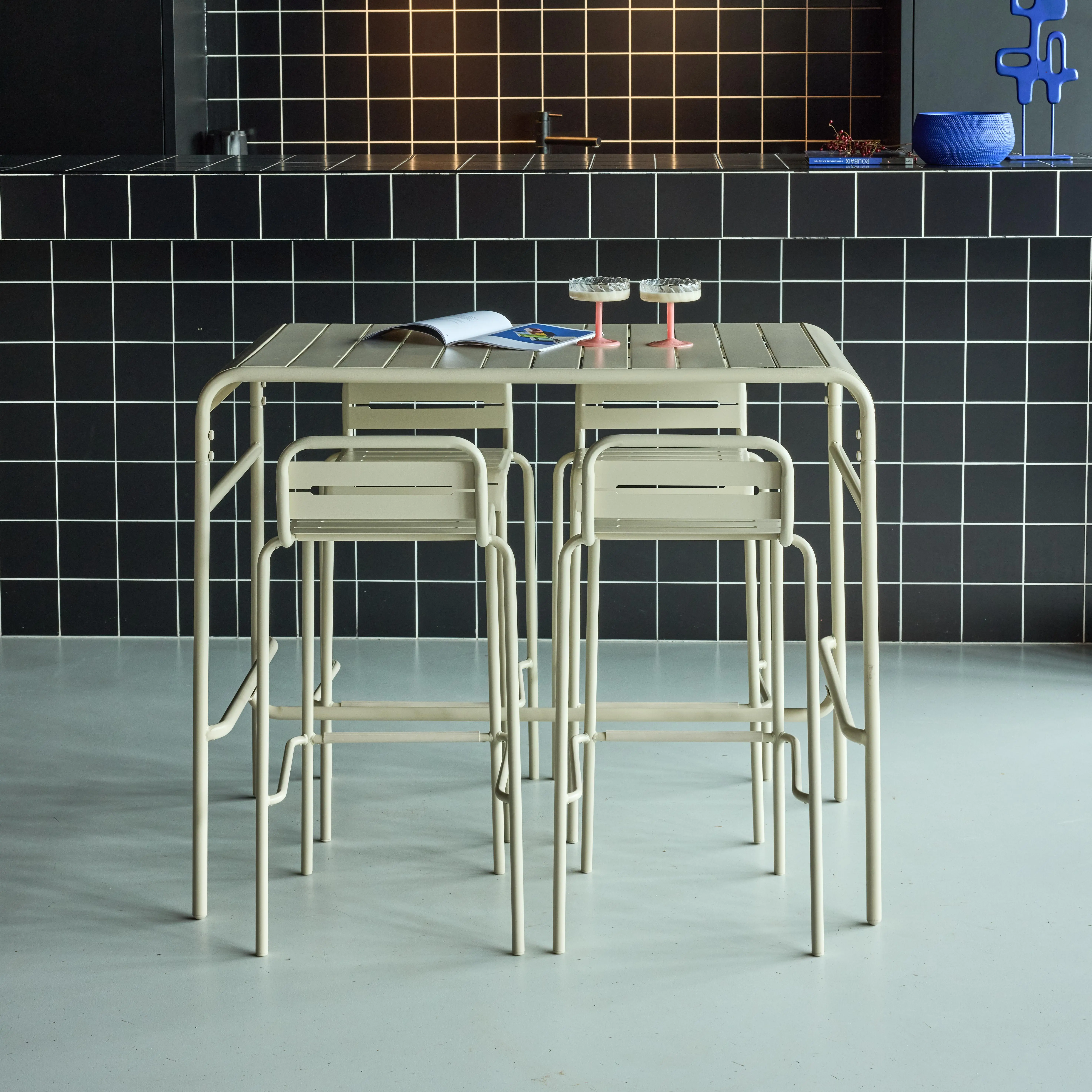 Table haute de jardin acier + 4 assises