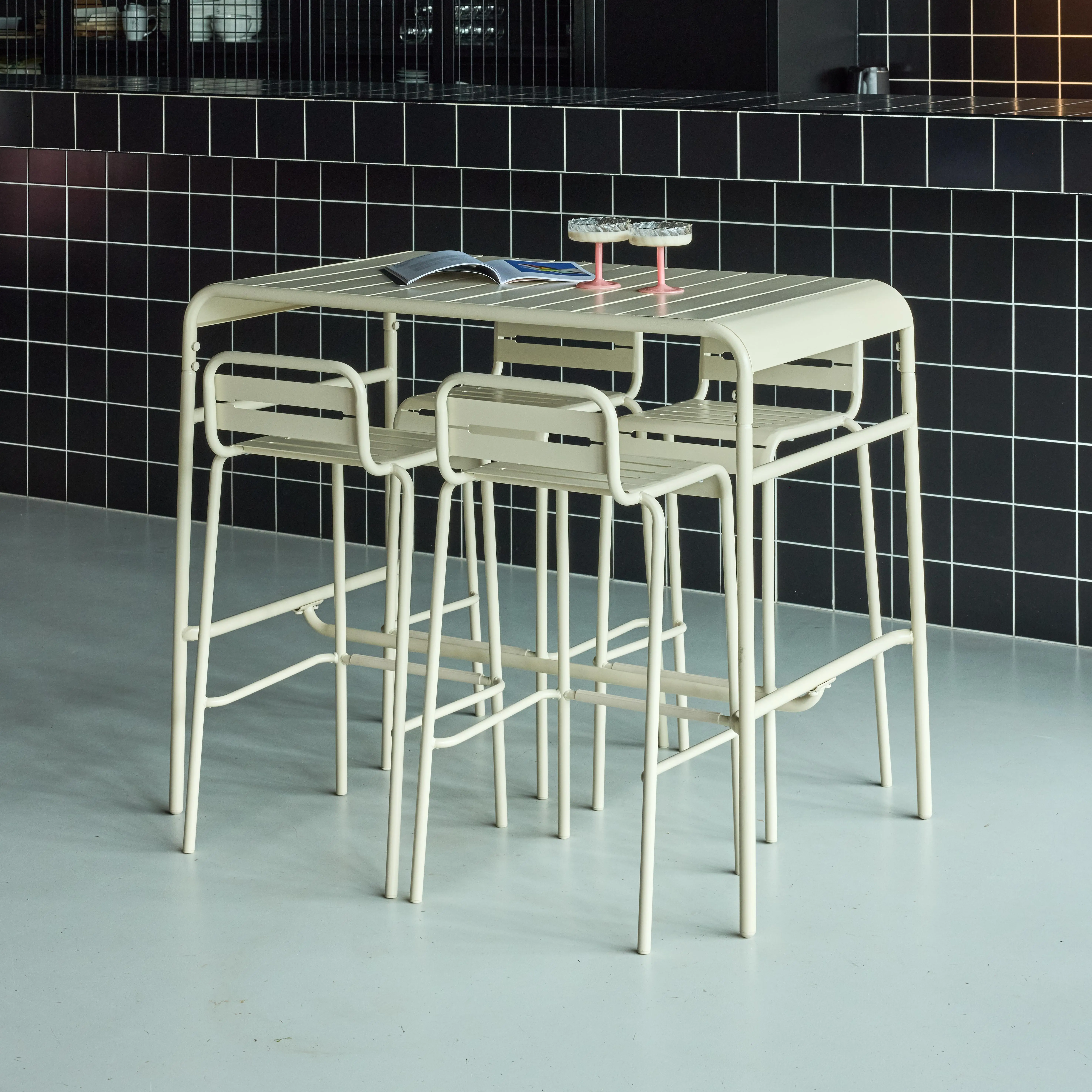 Table haute de jardin acier + 4 assises