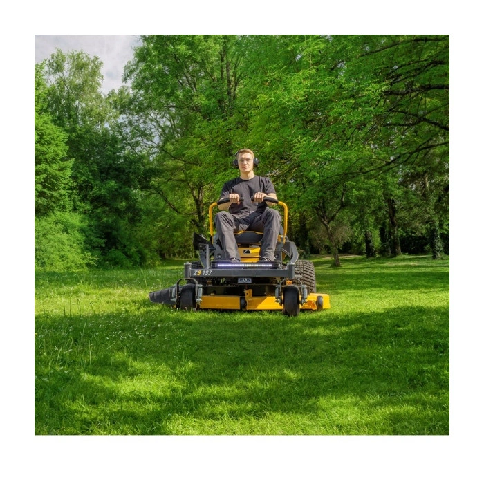 Tondeuse Cub Cadet Ultima Zero Turn Z3 137 - Coupe 137cm Moteur 726cm³